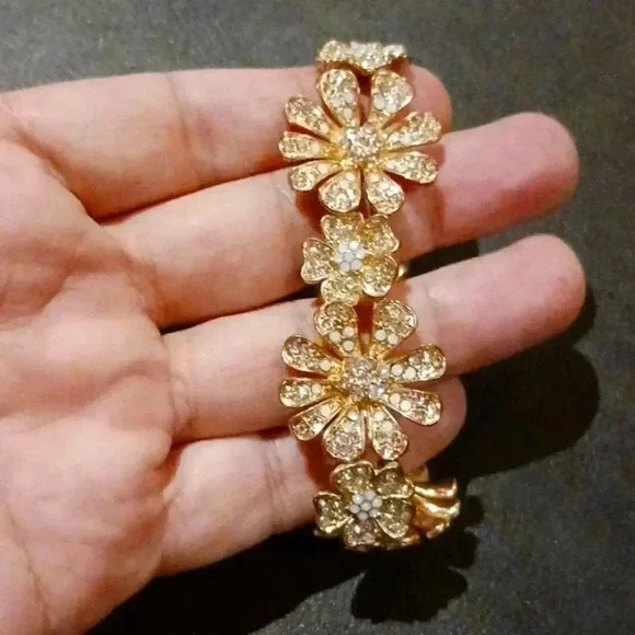 Elastic bracelet..size small..very classy..Smoke-free home..we bundle..enjoy - Picture 3 of 3